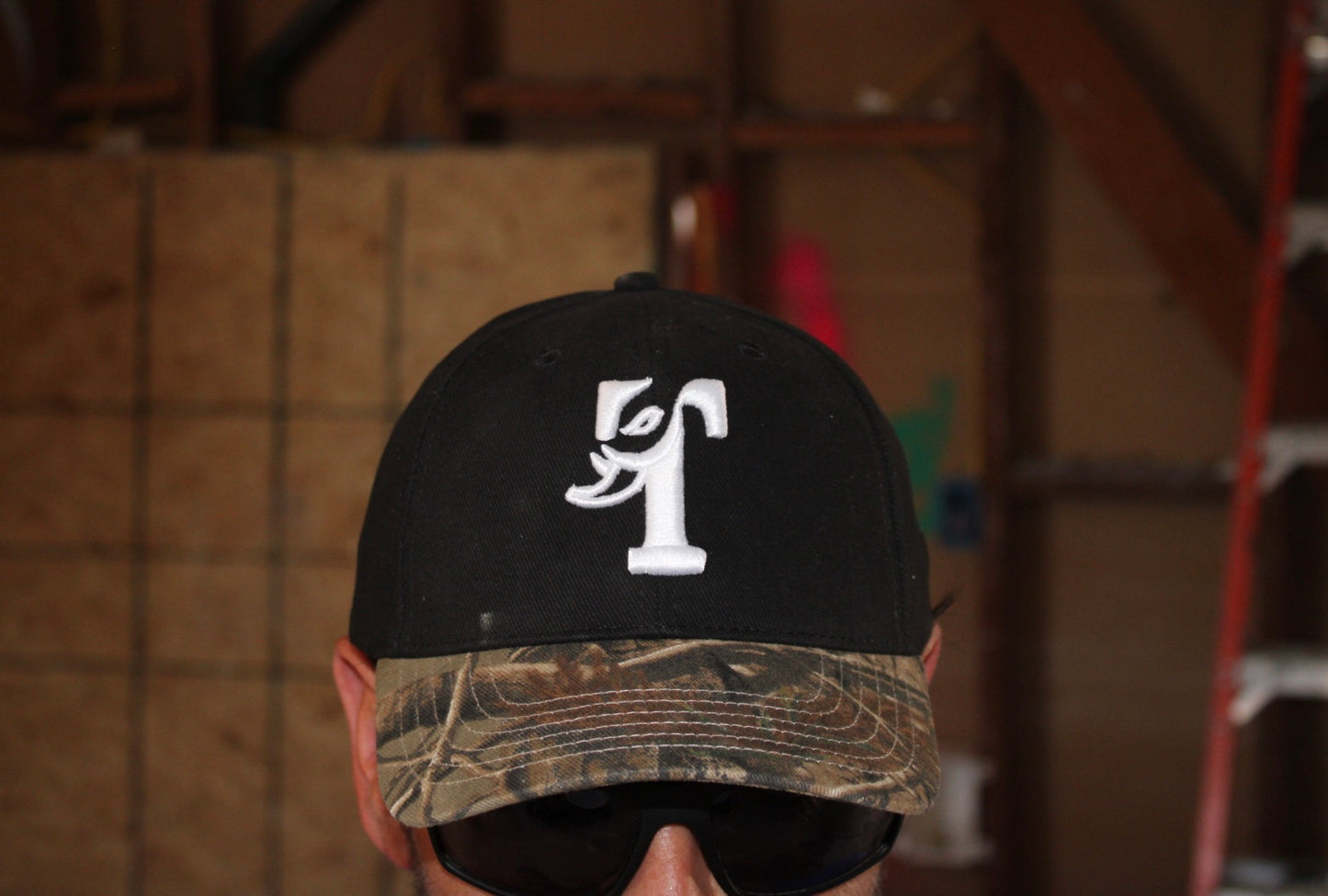 TUSK LOGO WHITE- BLACK/CAMOUFLAGE BRIM