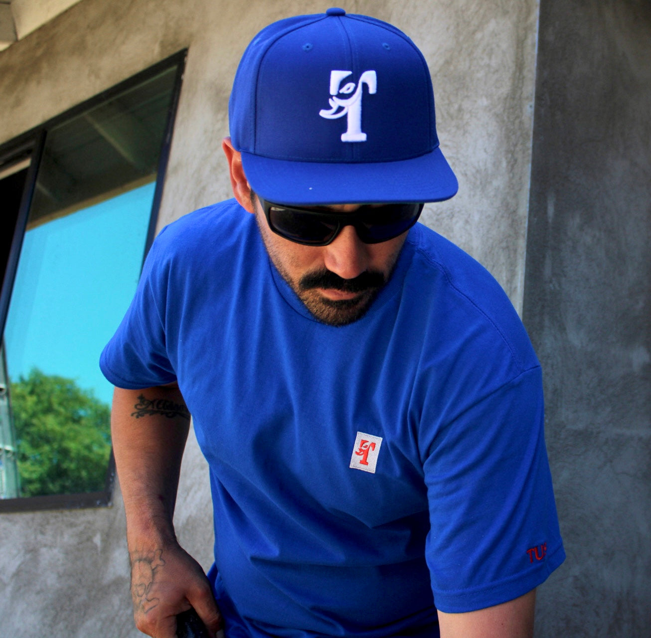 TUSK LOGO WHITE/RED-LA blue cap